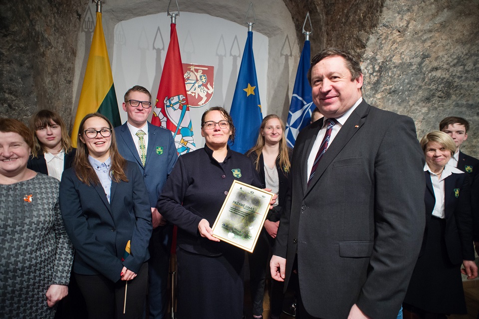 Gedimino pilies bokšte 2018 m. plevėsavusią trispalvę patikėta saugoti Joniškio r. Skaistgirio gimnazijai