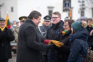  Gedimino pilies bokšte 2018 m. plevėsavusią trispalvę patikėta saugoti Joniškio r. Skaistgirio gimnazijai