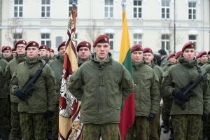  Gedimino pilies bokšte 2018 m. plevėsavusią trispalvę patikėta saugoti Joniškio r. Skaistgirio gimnazijai