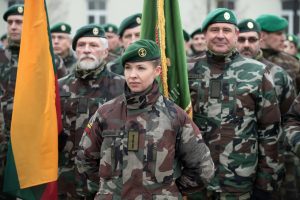  Gedimino pilies bokšte 2018 m. plevėsavusią trispalvę patikėta saugoti Joniškio r. Skaistgirio gimnazijai