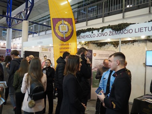  Studijų parodoje karjerą planuoti padeda Karo akademija ir Lietuvos kariuomenės pajėgos