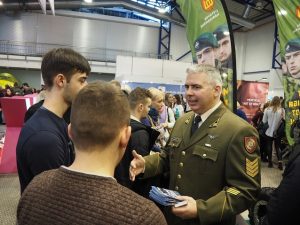  Studijų parodoje karjerą planuoti padeda Karo akademija ir Lietuvos kariuomenės pajėgos