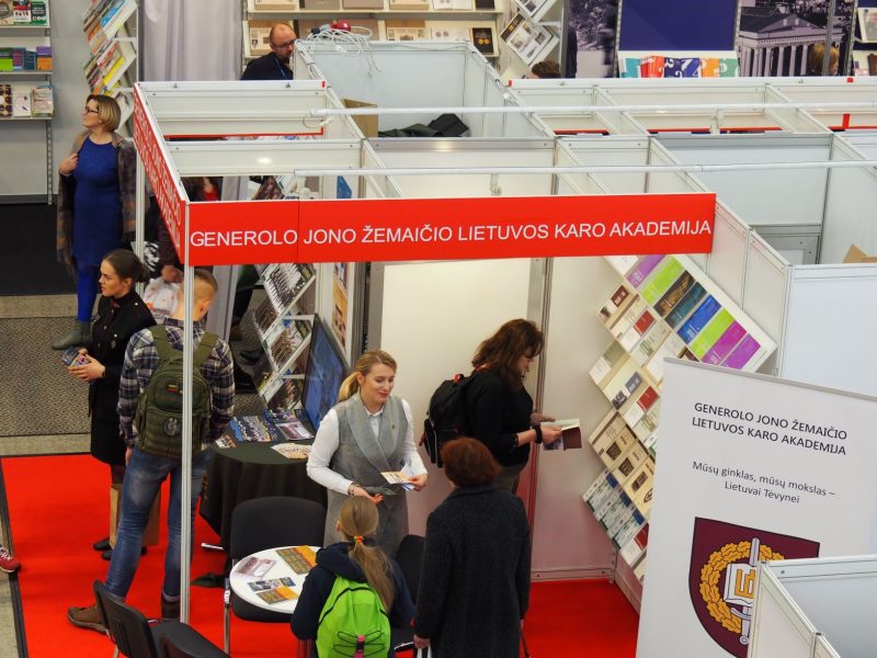 Knygų mugės lankytojai susipažįsta su naujausiais Lietuvos karo akademijos leidiniais