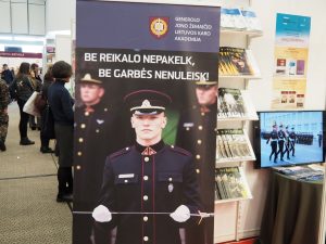  Knygų mugės lankytojai susipažįsta su naujausiais Lietuvos karo akademijos leidiniais