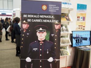  Knygų mugės lankytojai susipažįsta su naujausiais Lietuvos karo akademijos leidiniais