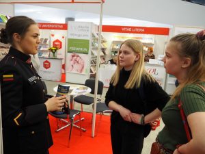  Knygų mugės lankytojai susipažįsta su naujausiais Lietuvos karo akademijos leidiniais