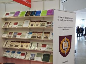  Knygų mugės lankytojai susipažįsta su naujausiais Lietuvos karo akademijos leidiniais