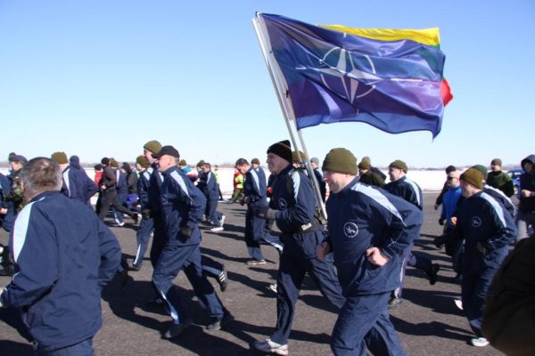  Lietuvos įstojimo į NATO 15-ąsias metines Karinės oro pajėgos kviečia minėti bėgimu karinio oro uosto kilimo – tūpimo taku „Runway Run 2019“