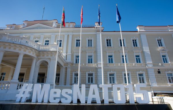  Minint Lietuvos narystės NATO 15-ąsias metines krašto apsaugos ministro Raimundo Karoblio apžvalginis straipsnis „Atsakomybė ir solidarumas – 15 metų Aljanse“