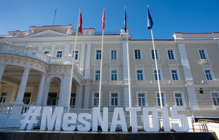  Minint Lietuvos narystės NATO 15-ąsias metines krašto apsaugos ministro Raimundo Karoblio apžvalginis straipsnis „Atsakomybė ir solidarumas – 15 metų Aljanse“