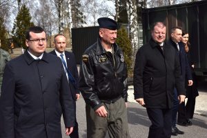  Viceministras E. Kerza kartu su Premjeru S. Skverneliu aplankė Lietuvos ir Lenkijos karius Šiauliuose
