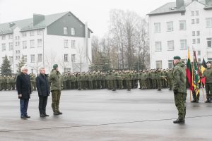  NATO priešakinių pajėgų bataliono karius Lietuvos narystės Aljanse 15-ųjų metinių proga pasveikino viceministras V. Umbrasas kartu su Seimo pirmininku