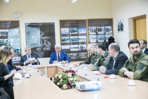  NATO priešakinių pajėgų bataliono karius Lietuvos narystės Aljanse 15-ųjų metinių proga pasveikino viceministras V. Umbrasas kartu su Seimo pirmininku