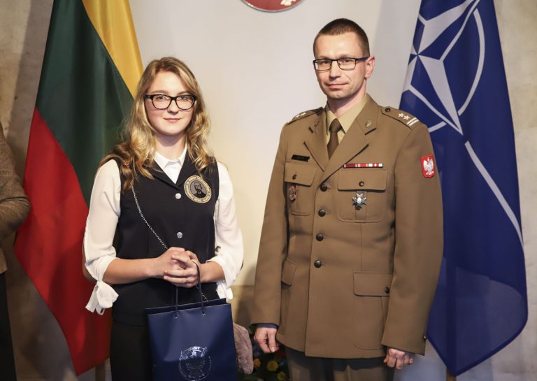  Apdovanoti mokinių rašinių konkurso „Mes esame NATO“ laureatai