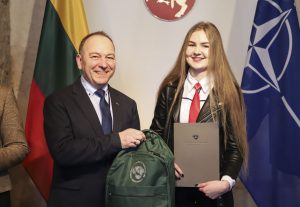  Apdovanoti mokinių rašinių konkurso „Mes esame NATO“ laureatai