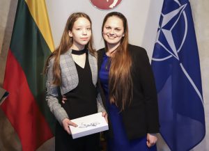  Apdovanoti mokinių rašinių konkurso „Mes esame NATO“ laureatai