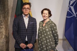  Apdovanoti mokinių rašinių konkurso „Mes esame NATO“ laureatai