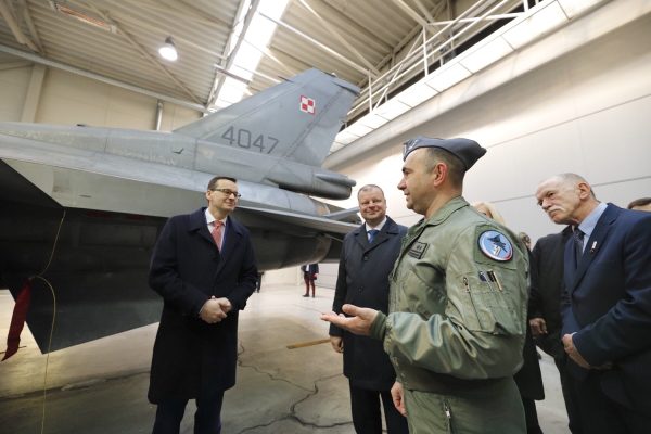  Viceministras V. Umbrasas kartu su Lenkijos ir Lietuvos premjerais apsilankė Aviacijos bazėje Šiauliuose