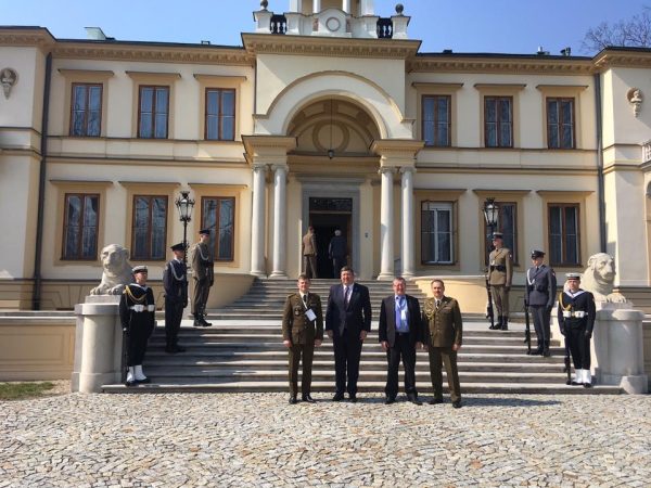  Varšuvoje devynių Centrinės ir Rytų Europos šalių gynybos ministrai aptarė regiono grėsmes