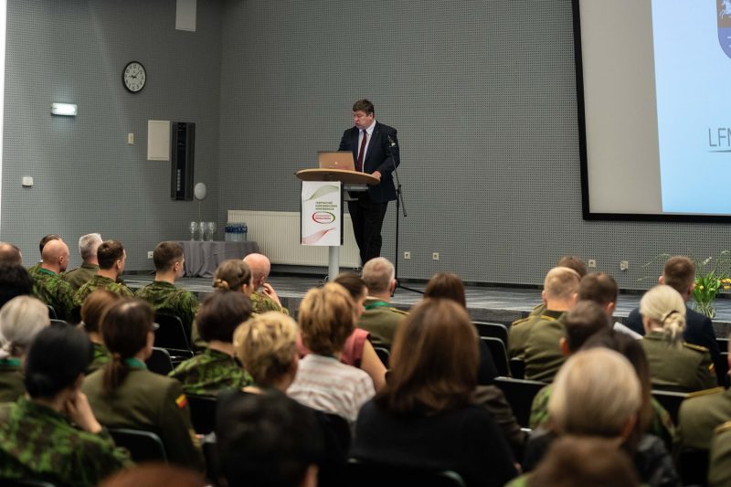 Ministras R. Karoblis pasveikino XII tarptautinės karo medicinos konferencijos dalyvius