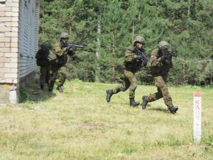  Kazlų Rūdos poligone studentai praktiškai įtvirtina karybos žinias