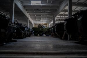  Į Lietuva atgabentos pirmosios pėstininkų kovos mašinos „Vilkas“, pradėta jų serijinė gamyba