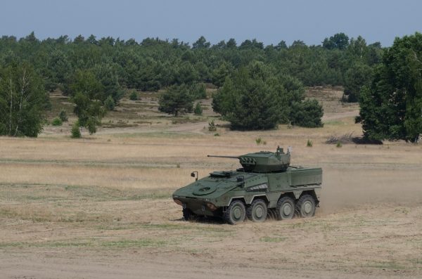  Į Lietuva atgabentos pirmosios pėstininkų kovos mašinos „Vilkas“, pradėta jų serijinė gamyba