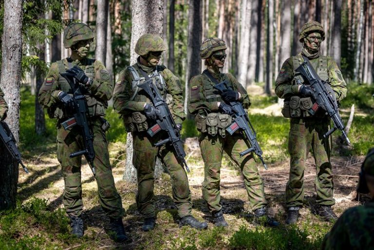  Karo akademijos kariūnų laukia paskutinės vertinamosios lauko pratybos