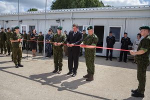  Kariuomenėje įkurtuvės: brg. gen. M. Pečiulionio artilerijos batalionas įsikraustė į naujus namus Šilalės r.