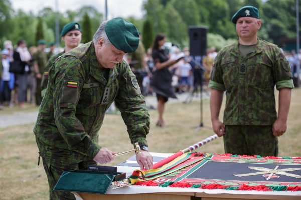  Kariuomenėje įkurtuvės: brg. gen. M. Pečiulionio artilerijos batalionas įsikraustė į naujus namus Šilalės r.