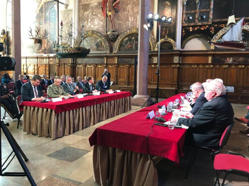 Krašto apsaugos ministras R. Karoblis sveikina JAV dėl sprendimo dislokuoti Lenkijoje daugiau karių, tačiau ragina imtis sprendimų dėl oro gynybos ir gynybos planų