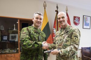  R. Karoblis naujuoju kariuomenės vadu siūlo Sausumos pajėgų vadą gen. mjr. V. Rupšį