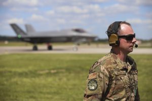  Pirmą kartą Lietuvos istorijoje Šiauliuose nusileido penktos kartos naikintuvai F-35A