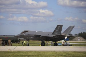  Pirmą kartą Lietuvos istorijoje Šiauliuose nusileido penktos kartos naikintuvai F-35A
