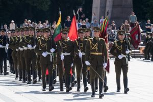 Lietuvos kariuomenės vėliavą perėmė generolas majoras Valdemaras Rupšys