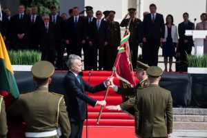 Lietuvos kariuomenės vėliavą perėmė generolas majoras Valdemaras Rupšys