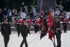  Lietuvos kariuomenės vėliavą perėmė generolas majoras Valdemaras Rupšys