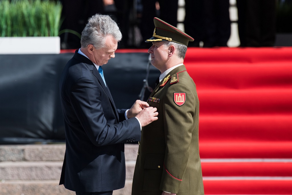 Lietuvos kariuomenės vėliavą perėmė generolas majoras Valdemaras Rupšys