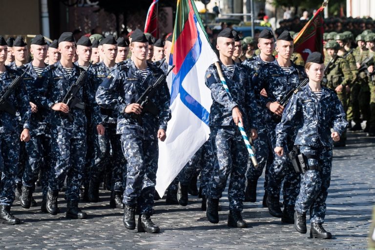  Lietuvos kariuomenės vėliavą perėmė generolas majoras Valdemaras Rupšys