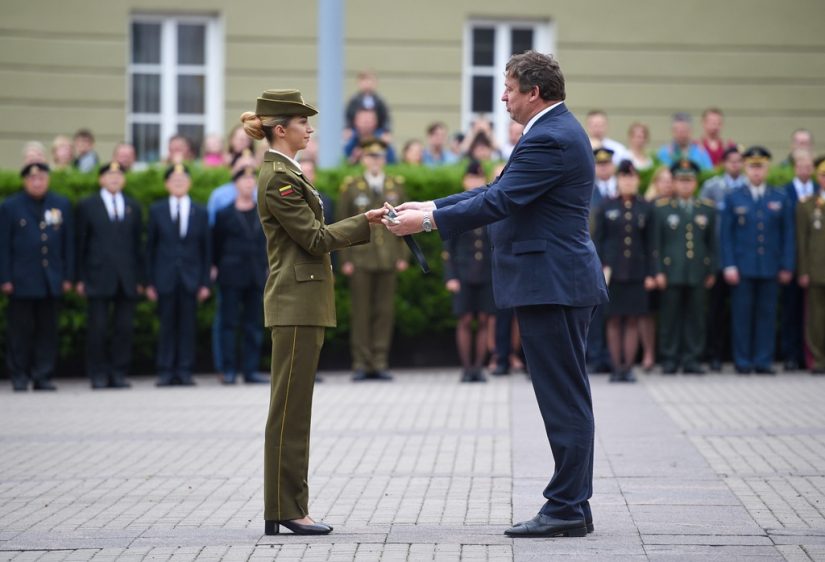 Lietuvos karo akademijos absolventai tapo karininkais ir papildys Lietuvos kariuomenės gretas