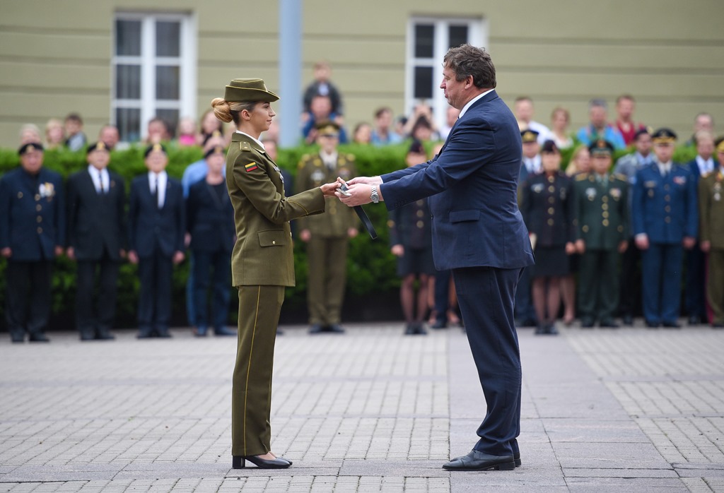 Lietuvos karo akademijos absolventai tapo karininkais ir papildys Lietuvos kariuomenės gretas