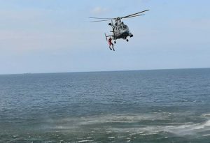  Baltijos jūra sužydėjo gėlėmis – iš laivo ir sraigtasparnio nuleistais vainikais pagerbti žuvusieji jūroje