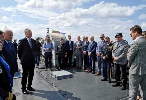  Baltijos jūra sužydėjo gėlėmis – iš laivo ir sraigtasparnio nuleistais vainikais pagerbti žuvusieji jūroje