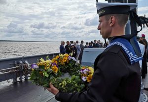  Baltijos jūra sužydėjo gėlėmis – iš laivo ir sraigtasparnio nuleistais vainikais pagerbti žuvusieji jūroje