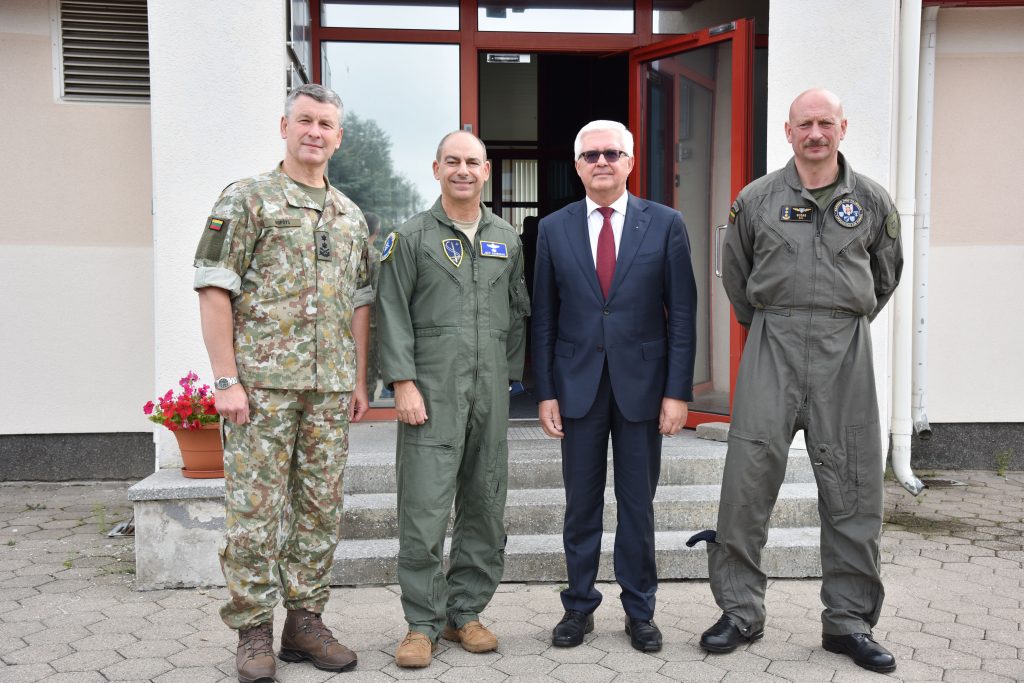Viceministras V. Umbrasas su NATO oro pajėgų vadu gen. Harrigianu aptarė oro gynybos klausimus