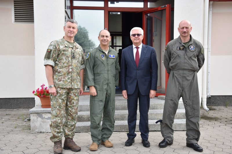 Viceministras V. Umbrasas su NATO oro pajėgų vadu gen. Harrigianu aptarė oro gynybos klausimus
