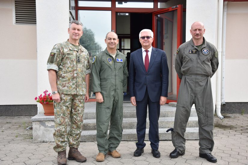 Viceministras V. Umbrasas su NATO oro pajėgų vadu gen. Harrigianu aptarė oro gynybos klausimus