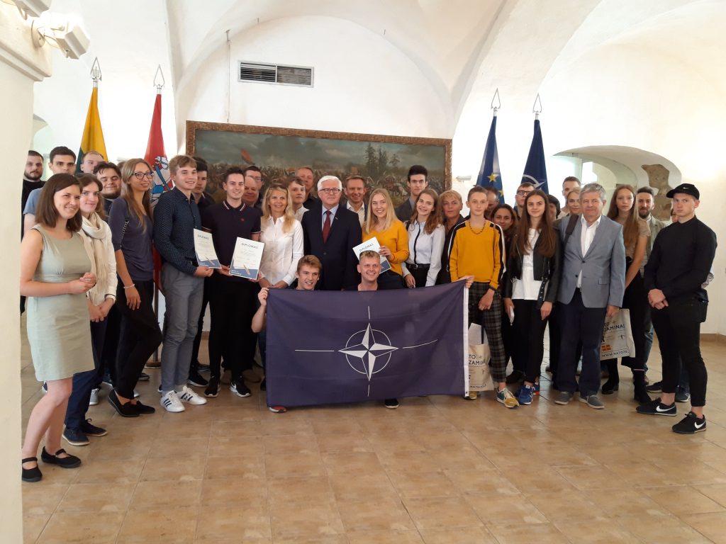 Krašto apsaugos ministerijoje apdovanoti NATO egzamino  nugalėtojai