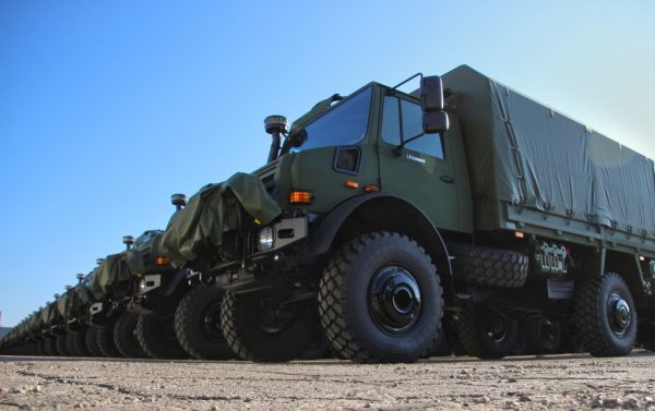  Lietuvos kariuomenei perduota 110 naujų sunkvežimių „Unimog“