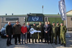  Lietuvos kariuomenei perduota 110 naujų sunkvežimių „Unimog“